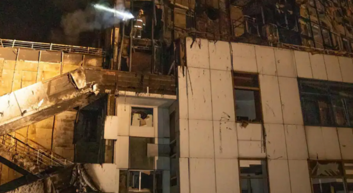 Seorang petugas pemadam kebakaran bekerja di lokasi hotel yang rusak akibat serangan militer Rusia di Odesa, Ukraina 25 September 2023 /Reuters