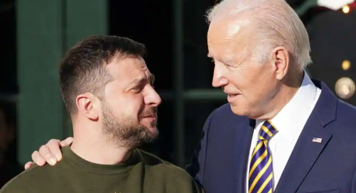 Presiden AS Joe Biden menyambut Presiden Ukraina Volodymyr Zelensky di South Lawn di Gedung Putih di Washington, 21 Desember 2022 /Reuters