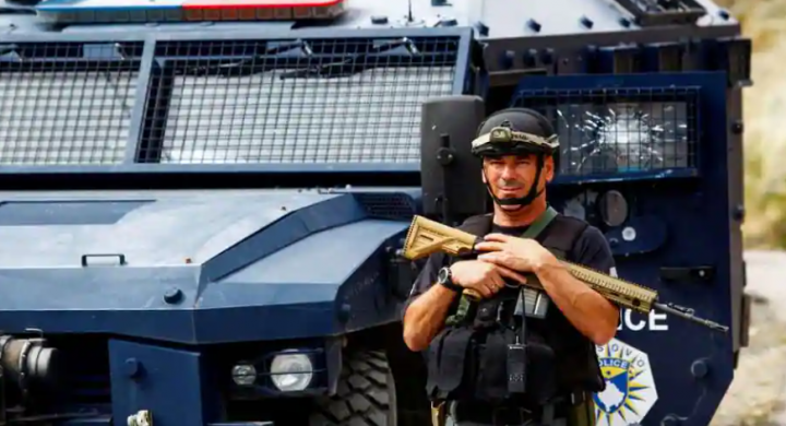 Seorang petugas polisi Kosovo melihat, setelah insiden penembakan, di desa Banjska, Kosovo 27 September 2023 /Reuters