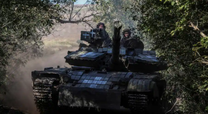 Prajurit Ukraina di atas tank selama serangan Rusia ke Ukraina di wilayah Donetsk, Ukraina /Reuters