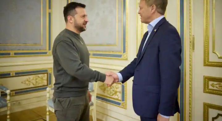 Presiden Ukraina Volodymyr Zelenskiy menyambut Menteri Pertahanan Inggris Grant Shapps sebelum pertemuan /Reuters