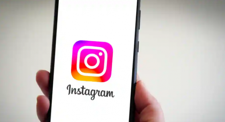 Logo aplikasi Instagram di layar ponsel /Twitter