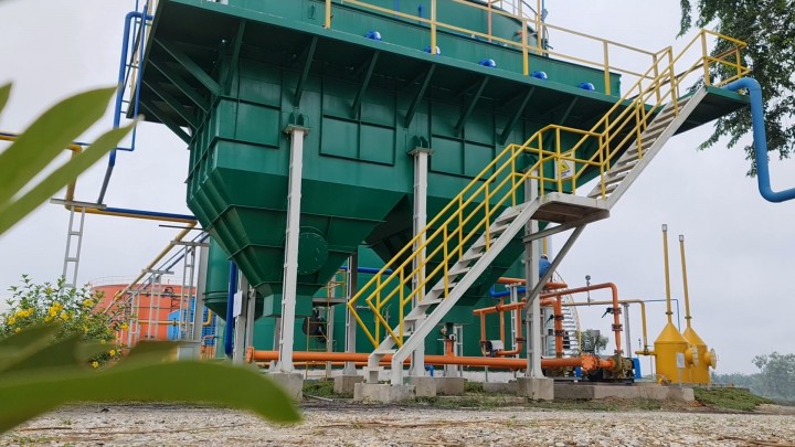 Instalasi pembangkit tenaga biogas di salah satu pabrik kelapa sawit PT Perkebunan Nusantara V. PTPN V terus mengakselerasi pemanfaatan energi baru terbarukan melalui pengolahan limba cair sawit atau POME menjadi tenaga biogas yang dikonversi sebagai listrik dan cofiring