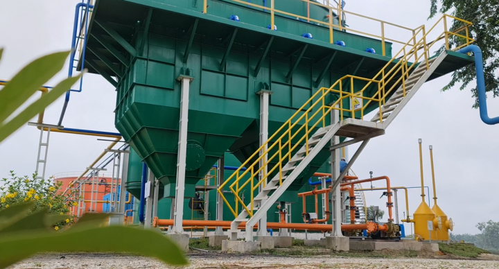 Instalasi pembangkit tenaga biogas di salah satu pabrik kelapa sawit PT Perkebunan Nusantara V. PTPN V terus mengakselerasi pemanfaatan energi baru terbarukan melalui pengolahan limba cair sawit atau POME menjadi tenaga biogas yang dikonversi sebagai listrik dan cofiring.