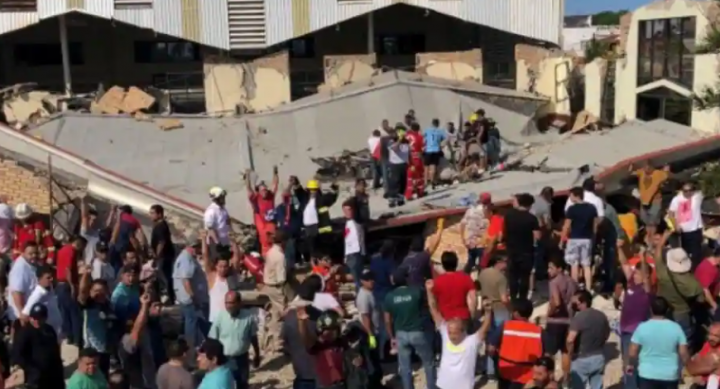 Gambar selebaran yang dirilis oleh Perlindungan Sipil Tamaulipas ini menunjukkan penyelamat dan anggota Perlindungan Sipil bekerja untuk menyelamatkan orang-orang yang terjebak setelah atap gereja runtuh di Ciudad Madero, Negara Bagian Tamaulipas, Meksiko, pada 1 Oktober 2023 /AFP