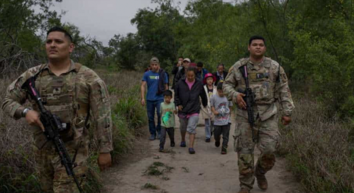 Migran dari Amerika Tengah dan China dikawal oleh anggota Garda Nasional Angkatan Darat Texas di Fronton, Texas, AS, 5 April 2023 /Reuters