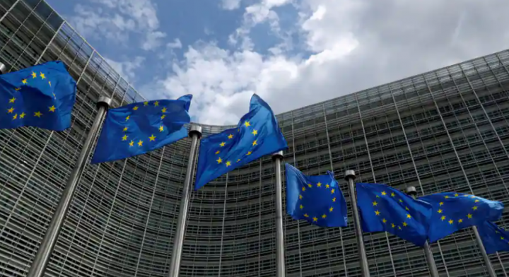 Bendera Uni Eropa berkibar di luar markas Komisi Eropa /Reuters