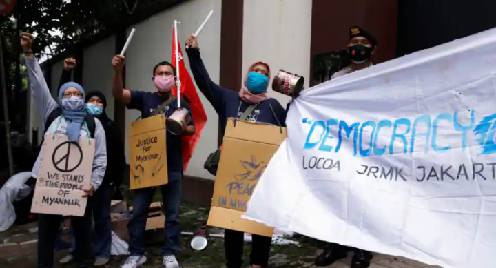 Orang-orang meneriakkan slogan-slogan selama protes menentang kudeta militer di Myanmar, di luar kedutaan Myanmar di Jakarta, Indonesia 5 Februari 2021 /Reuters