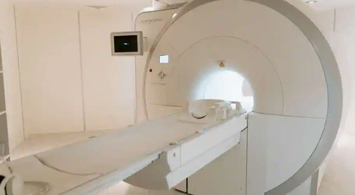 Gambar representatif dari pemindai CT. Dokter di Rusia membuat penemuan tentang keberadaan jarum sepanjang satu inci di otak wanita itu selama CT scan /Pexels