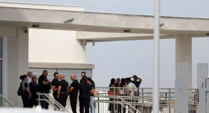 Sebuah van polisi yang membawa lima pria Israel yang dituduh memperkosa seorang wanita Inggris, tiba di gedung pengadilan di Paralimni, Siprus /Reuters