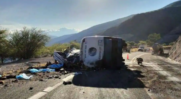 Sebuah bus yang membawa migran terbalik di Meksiko selatan pada hari Jumat, menyebabkan sedikitnya 18 penumpang tewas dan 27 terluka /AFP