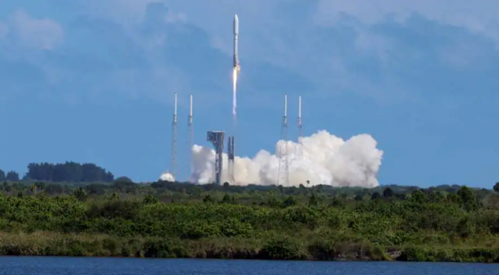 Roket United Launch Alliance Atlas V lepas landas membawa dua stasiun relai prototipe Amazon untuk layanan internet berbasis ruang angkasa yang disebutnya Project Kuiper, dari Stasiun Angkatan Luar Angkasa Cape Canaveral pada 6 Oktober 2023 /Reuters