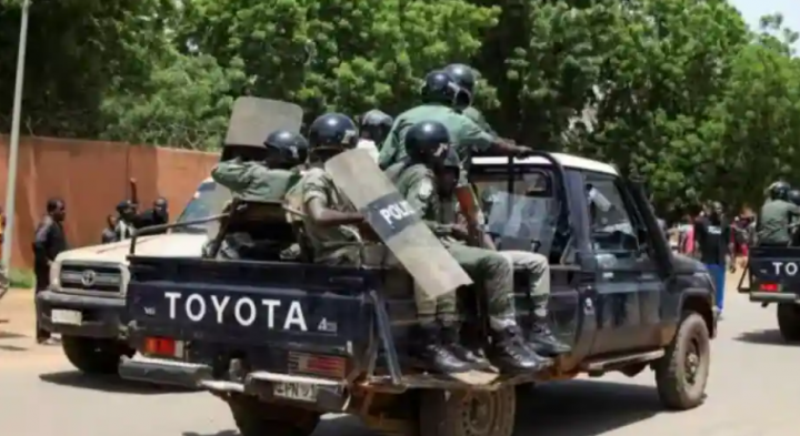  Pasukan keamanan di Niger. Dalam sebuah pernyataan, Menteri Pertahanan Salifou Mody mengatakan bahwa militer diserang oleh beberapa ratus teroris di Kandadji /Reuters
