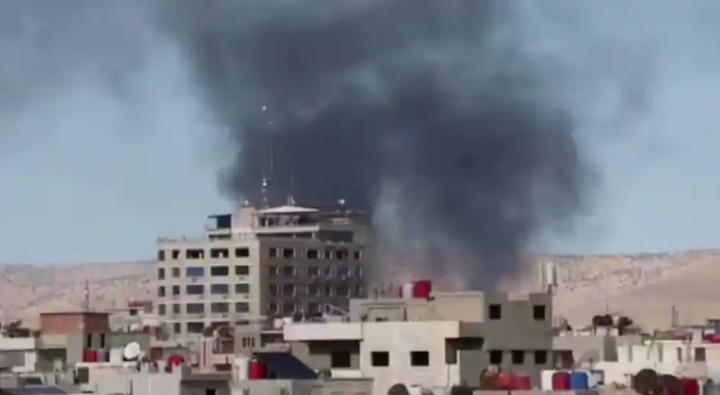Gambar tersebut menunjukkan asap membubung dari lokasi serangan di Qamishli Suriah, pada 5 Oktober 2023. Koalisi pimpinan AS telah menembak jatuh sebuah pesawat tak berawak Turki di dekat sebuah pangkalan di timur laut Suriah /Reuters