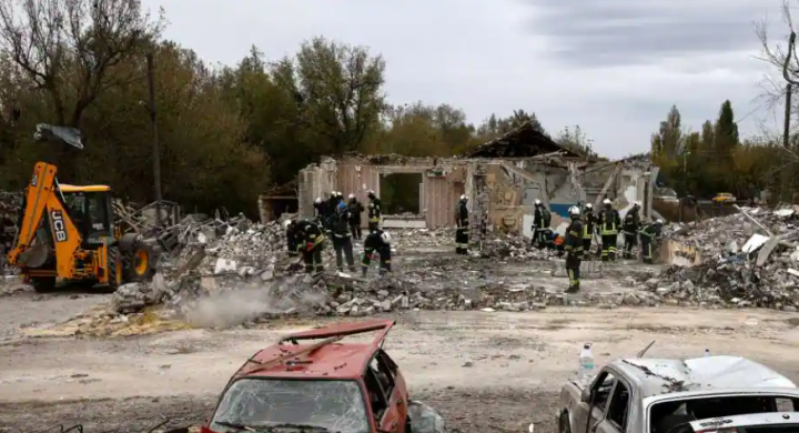 Dalam foto dari 6 Oktober 2023 ini, personel darurat bekerja di lokasi serangan militer Rusia di Hroza, wilayah Kharkiv /Reuters