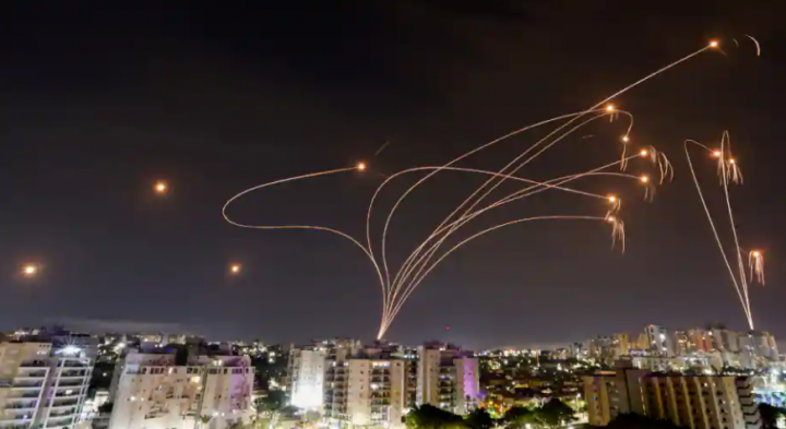 Sistem anti-rudal Iron Dome Israel mencegat roket yang diluncurkan dari Jalur Gaza /Reuters