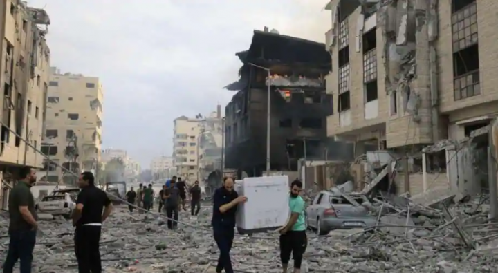 Warga Palestina membawa barang-barang rumah tangga dari apartemen yang rusak setelah serangan udara Israel di distrik al-Rimal Kota Gaza, pada 10 Oktober 2023 /AFP