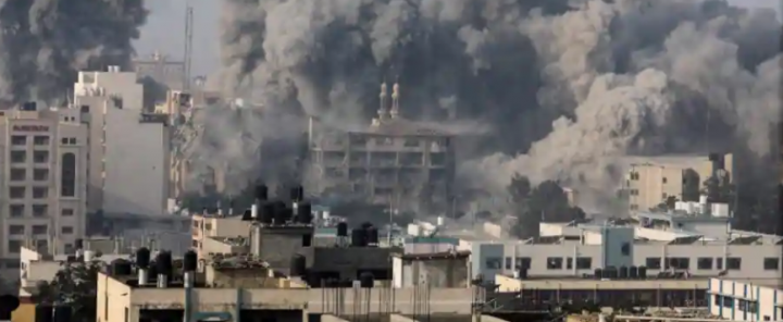 Asap mengepul setelah serangan Israel di Kota Gaza, 11 Oktober 2023 /Reuters