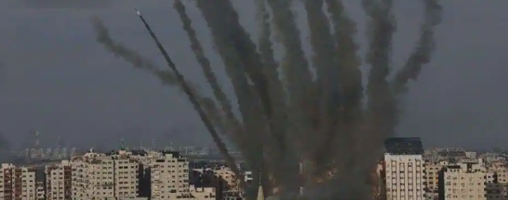 Roket ditembakkan dari Gaza menuju Israel, di Gaza /Reuters