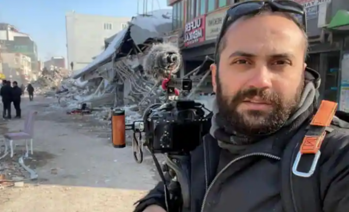 Jurnalis Reuters Issam Abdallah mengambil foto selfie saat bekerja di Maras, Turki, 11 Februari 2023 /Reuters
