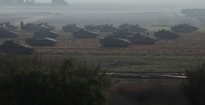 Tank dan kendaraan militer Israel mengambil posisi di dekat perbatasan Israel dengan Jalur Gaza, di Israel selatan, 14 Oktober 2023 /Reuters