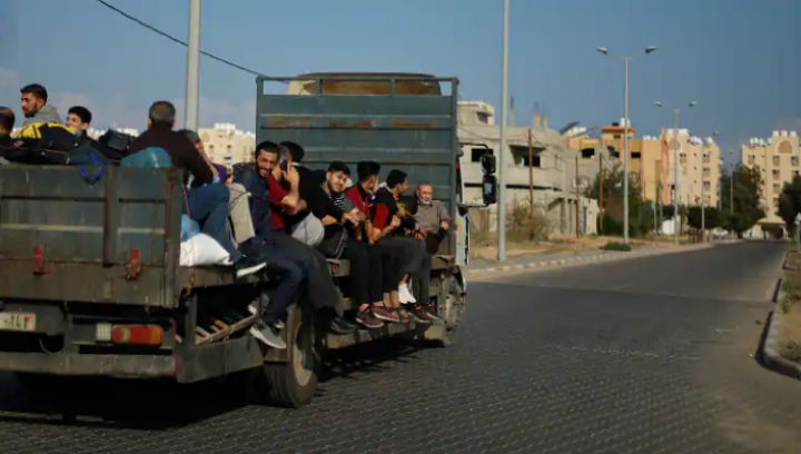 Gambar menunjukkan warga Palestina melarikan diri dari rumah mereka di tengah serangan Israel setelah Israel memerintahkan lebih dari 1 juta warga sipil di Gaza utara untuk pindah ke selatan, di Khan Younis di Jalur Gaza selatan, 14 Oktober 2023 /Reuters