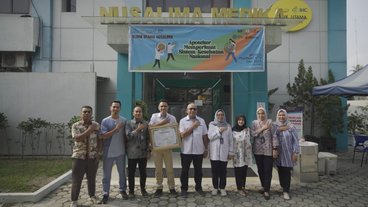 Direktur Utama PT Nusalima Medika Dr Harry Andriyanto (tengah) diapit Dr Ahmad Syubki dan Rini Yulianti serta segenap manajemen berfoto bersama usai berhasil meraih Sertifikat Bintang Lima Paripurna untuk Klinik Utama Nusalima Medika.