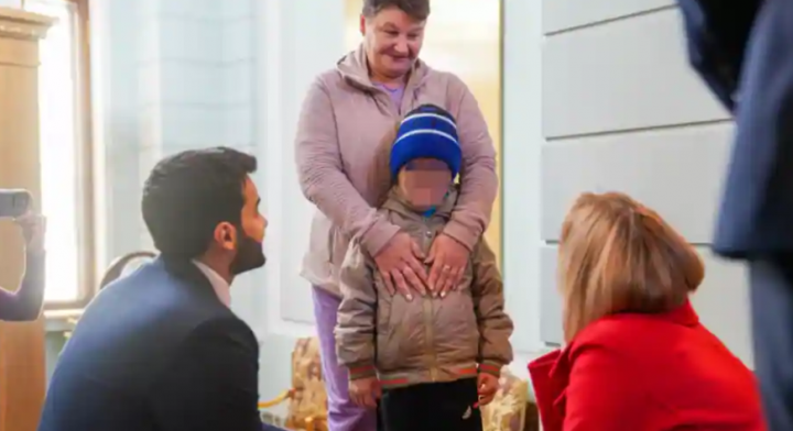 Salah satu dari empat anak itu adalah seorang anak laki-laki Ukraina, yang ditangkap dalam sebuah foto bersama neneknya dan komisaris Rusia untuk hak-hak anak, Maria Lvova-Belova /Reuters