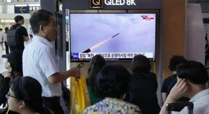 Layar TV menunjukkan gambar file serangan rudal Korea Utara ke laut /AP