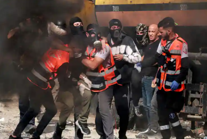 Gambar menunjukkan paramedis membawa seorang pria yang terluka di tengah bentrokan antara warga Palestina dan pasukan Israel di pintu masuk utara kota Ramallah, Tepi Barat pada 20 Oktober 2023 /AFP