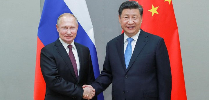 Presiden Rusia Vladimir Putin berjabat tangan dengan Presiden China Xi Jinping selama pertemuan di Forum Belt and Road di Beijing, China, 18 Oktober 2023  /Reuters