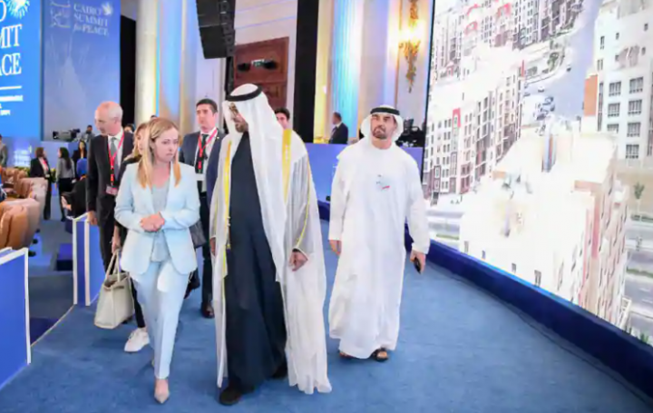 Presiden Uni Emirat Arab, Sheikh Mohamed bin Zayed Al Nahyan berbicara dengan Perdana Menteri Italia Giorgia Meloni sebelum KTT Kairo untuk Perdamaian, di St. Regis di Kairo, Mesir /Reuters