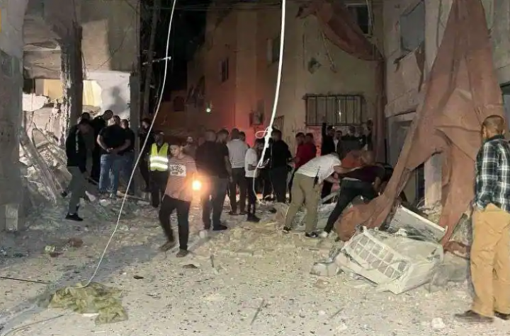 Orang-orang memeriksa kerusakan setelah serangan Israel menghantam sebuah kompleks di bawah masjid /Reuters