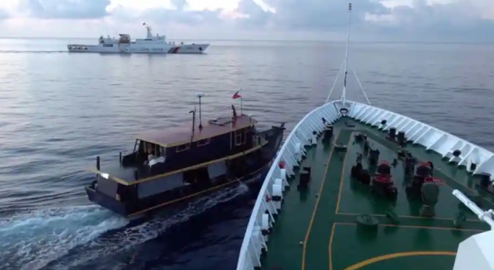 Sebuah kapal berbendera Filipina diblokir oleh kapal Pasukan Penjaga Pantai Tiongkok selama insiden yang mengakibatkan tabrakan antara kedua kapal, di perairan Laut Cina Selatan yang disengketakan dalam tangkapan layar ini diperoleh dari video handout yang dirilis 22 Oktober 2023. Gambar dirilis ole