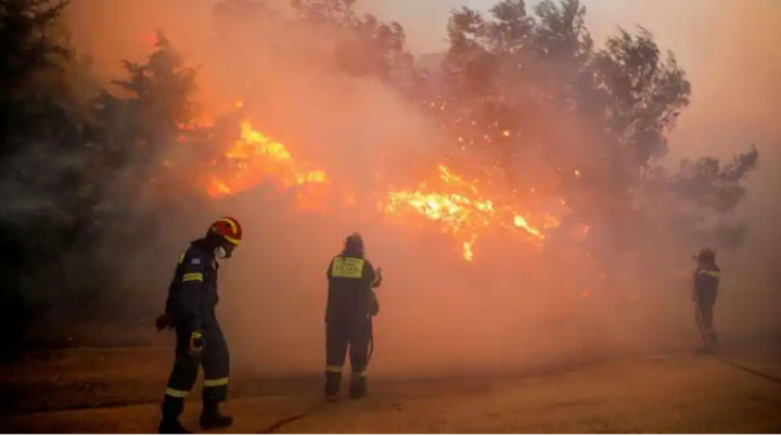 Petugas pemadam kebakaran yang mencoba memadamkan api yang membakar di Ntrafi, Athena, Yunani /Reuters