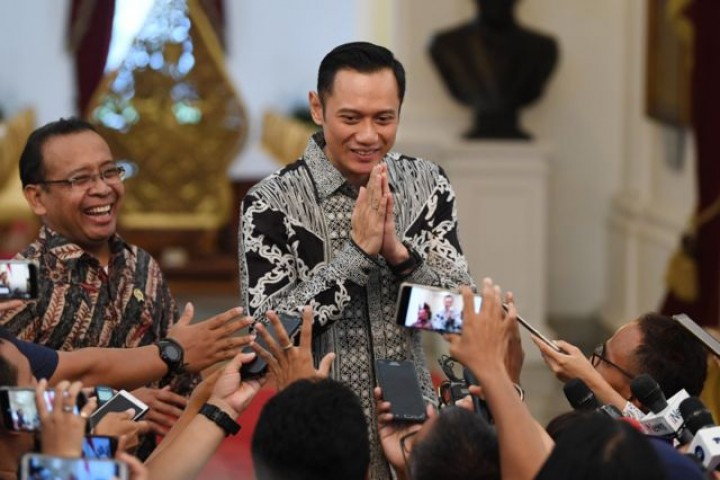 AHY Tepis Isu 'Tukar Guling Kabinet' usai Bertemu dengan Jokowi di Istana: Hak Prerogatif Presiden. (BBC/Foto)
