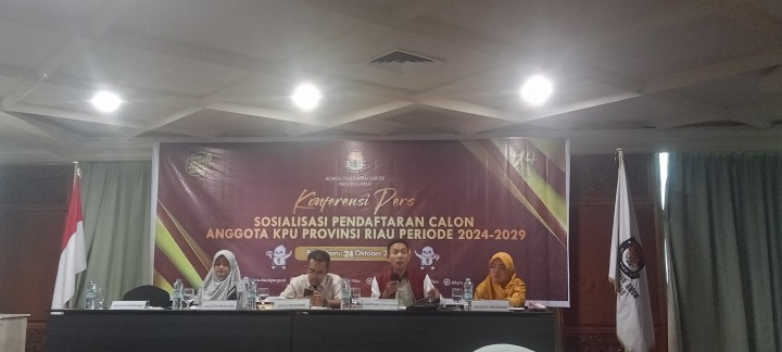 Konfer pers Timsel rekrutmen Komisioner KPU Riau di salah satu hotel di Pekanbaru 