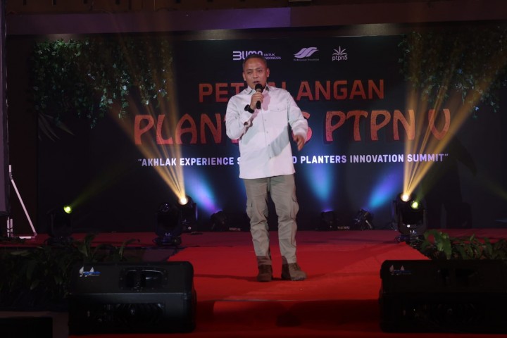 Direktur PTPN V Jatmiko Santosa saat memberikan pengarahan dalam kegiatan AKHLAK Experience Sharing and Planters Innovation Summit yang diikuti ratusan planters milenial di gedung serbaguna PTPN V, Kota Pekanbaru, Riau.