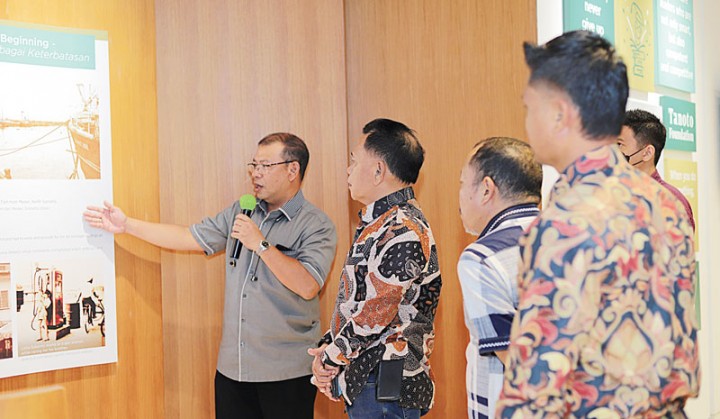 Direktur External Affairs Tanoto Foundation Ari Gunandi menerangkan site pland program Tanoto Foundation kepada Plt Bupati Kepulauan Meranti H Asmar saat menyambangi Kantor Tanoto Foundation di Jakarta, Rabu (4/10/2023)  