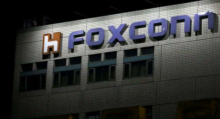 Foxconn melakukan sebagian besar manufakturnya di China dan mempekerjakan ratusan ribu pekerja di seluruh negeri /Reuters