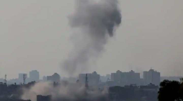 Gambar menunjukkan asap membubung di Gaza dari sudut pandang di Israel Selatan 23 Oktober 2023. Peluncuran roket yang dilaporkan dari Suriah terjadi ketika Israel berada di tengah-tengah perang dengan Hamas setelah kelompok militan Palestina melancarkan serangan mendadak terhadap Israel pada 7 Oktob