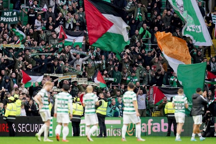 Suporter Bola Kibarkan Bendera Palestina saat Laga Celtic vs Atletico Madrid, Terancam Sanksi Ini..(X/Foto)