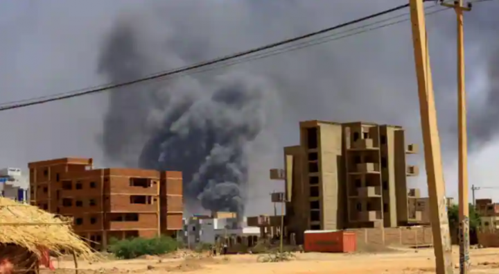 Gambar menunjukkan asap membubung di atas bangunan setelah pemboman udara selama bentrokan antara Pasukan Dukungan Cepat paramiliter dan tentara, di Khartoum /Reuters