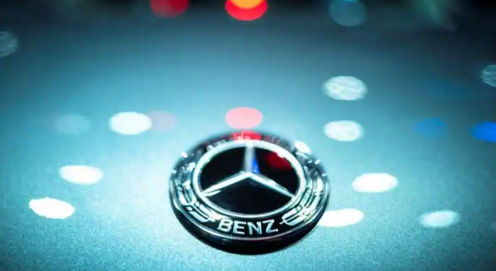 Logo Mercedes-Benz terlihat di Bangkok International Motor Show ke-43, di Bangkok, Thailand, 22 Maret 2022 /Reuters