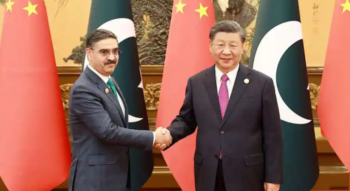 Perdana Menteri sementara Pakistan Anwaarul Haq Kakar dan pemimpin China Xi Jinping di KTT BRI di Beijing /Reuters