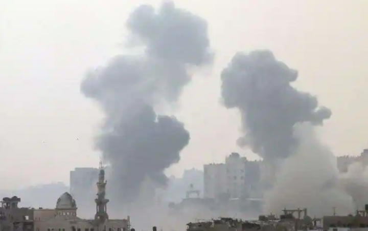 Asap membubung setelah serangan Israel di Gaza dilihat dari sudut pandang di Israel Selatan /Reuters