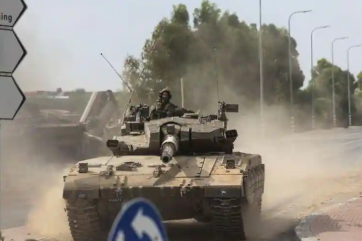 Tentara Israel mengendarai tank di perbatasan Israel dengan Gaza di Israel selatan, 10 Oktober 2023 /Reuters 