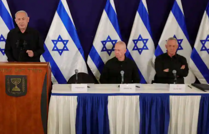Perdana Menteri Israel Benjamin Netanyahu, bersama Menteri Pertahanan Yoav Gallant dan Menteri Kabinet Benny Gantz, berbicara selama konferensi pers di pangkalan militer Kirya di Tel Aviv, Israel, 28 Oktober 2023 /Reuters