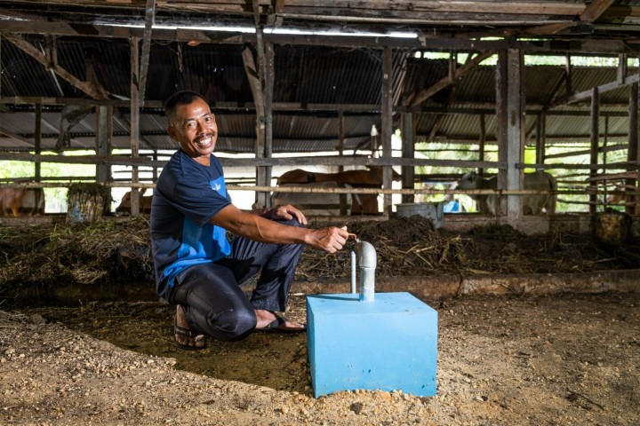 Seorang warga penerima manfaat tengah mengoperasikan reaktor biogas untuk kebutuhan energi rumah tangga. Hingga saat ini, setidaknya terdapat 20 reaktor biogas untuk masyarakat Desa Mukti Sari, Kecamatan Tapung, Kampar.