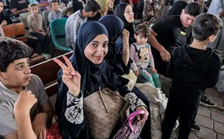 Orang-orang duduk di ruang tunggu di penyeberangan perbatasan Rafah di Jalur Gaza selatan sebelum menyeberang ke Mesir pada 1 November 2023 /AFP